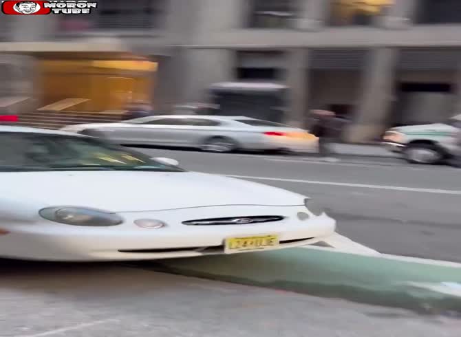 Video :A driver strikes a pedestrian after stepping on a sidewalk